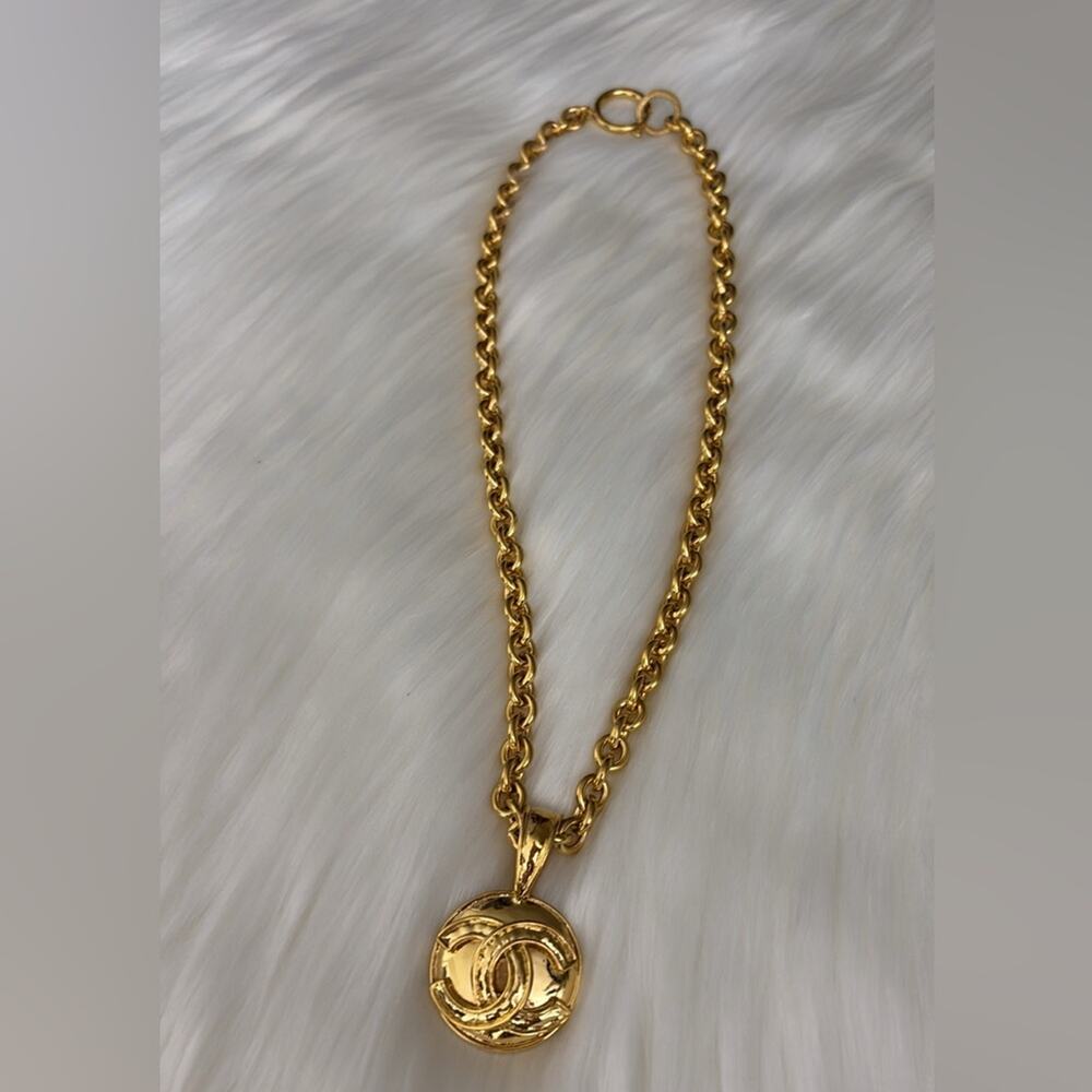 CHANEL Gold Plated CC Logos Round Charm Vintage Necklace Pendant - Picture 7 of 9